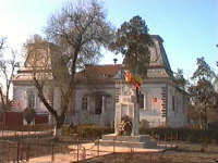 Sepreus - Primaria si Monumentul eroilor - Virtual Arad County (c)2001