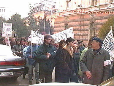 Greva "Sanitas" din 26.11.98 la Arad - Virtual Arad News (c) 1998