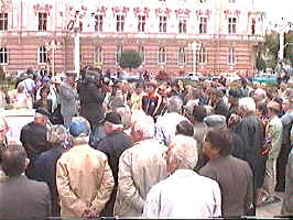 Mitingul pensionarilor din Arad la 1. oct. 1998  - (c) Virtual Arad News, 1998