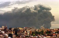 Nor de fum la Pancevo dupa bombardamentele NATO
