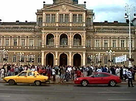 Aradenii au asteptat Eclipsa grupati in Piata Revolutiei - Virtual Arad News (c)1999