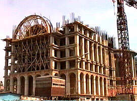 Catedrala noua in actualul stadiu de constructie. - Virtual Arad News (c)1999