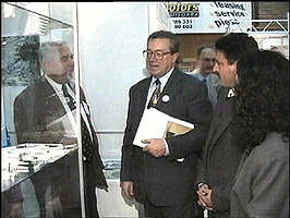 Ministrul sanatatii - Hajdu Gabor - vizitand AR Medica '99