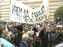Muncitorii de la ARIS isi continua greva