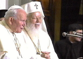 Papa Ioan Paul al II-lea impreuna cu Patriarhul Teoctist la Bucuresti in mai 1999