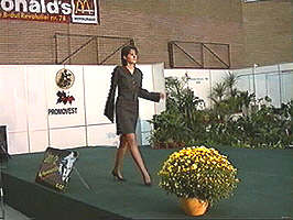Parada modei prezentata de manechine ale Palatului Copiilor - Virtual Arad News (c)1999