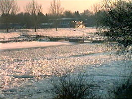 Pod de ghiata pe Mures in zona strandului - Virtual Arad News (c) 1998