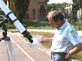 Profesorul Major Csaba studiind petele solare - Virtual Arad News (c)1999