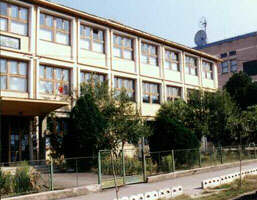 Liceul din Sebis unde participantii servesc masa  - Virtual Arad News (c)1999 