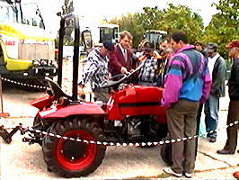 Si un tractor mic poate ajuta agricultorii - Virtual Arad News (c)1999