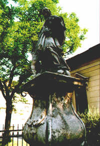 Statuia Sfantului Ioan Nepomuk inainte de gestul reprobabil - Virtual Arad News (c) 1999