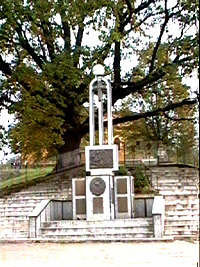 Monumentul si biserica din Varfurile - Virtual Arad News  (c)1999