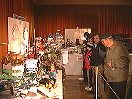Vizitatori la expozitia de machete - Virtual Arad News (c)1999 