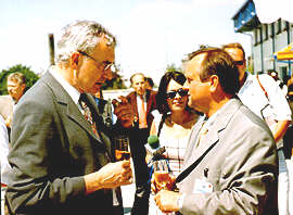 Adrian Caracionii ciocnind un pahar pentru prosperitate - Virtual Arad News (c)2000