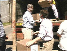 Ambasadorul SUA ajuta la descarcatul ajutoarelor