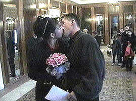 Casatoriile de Sfantul Valentin s-au incheiat cu un sarut... si un atestat