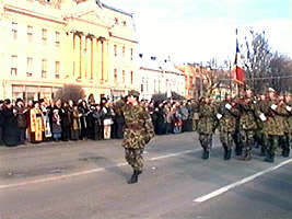 Defilarea militarilor la Monumentul martirilor - Virtual Arad News (c)2000