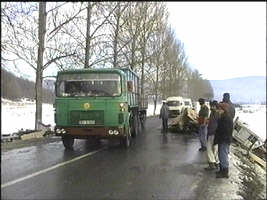 Din cauza poleiului la Conop un tir s-a rasturnat