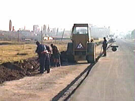 Drumarii continua acivitatea de reparare a drumurilor - Virtual Arad News (c)2000