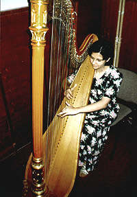Harpista Adriana Dme - o tanara speranta a muzicii