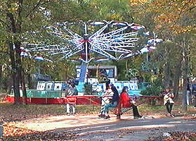 In minivacanta, copiii sunt prezenti si toamna in parc - Virtual Arad News (c)2000