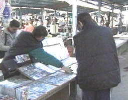 In piete, casetele si cd-urile uneori sunt contrafacute