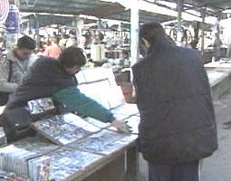 In piete, casetele si cd-urile uneori sunt contrafacute