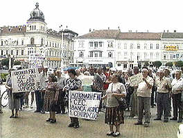 Investitorii FNI au protestat in fata Prefecturii