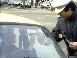 La 1 Martie politistii ofera flori si martisoare doamnelor