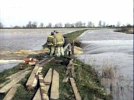 La cererea autoritatilor, militarii au facut o bresa in dig