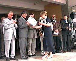 Letitia Buibas inmaneaza diplomele de merit - Virtual Arad News (c)2000