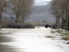 Mai multe drumuri comunale sunt inundate