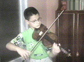 Micul violonist Dorin Tuca este cunoscut in tara si strainatate