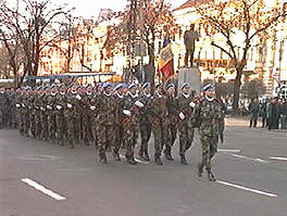 Parada militara de Ziua Nationala a Romaniei - Virtual Arad News (c)2000