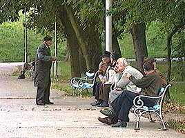 Pe pensionari ii asteapta zile grele - Virtual Arad News (c)2000