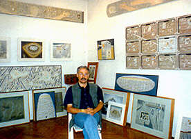 Pictorul Onisim Colta in laboratorul sau de creatie