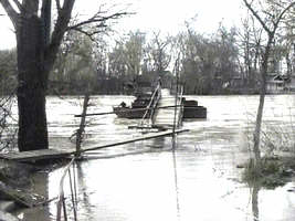 Podul de pontoane spre Insula Muresului a fost rupt de ape