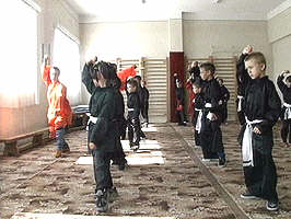 Viitorii luptatori Kung Fu sunt antrenati de lt. Vitea Mereanu.jpg (33456 bytes)
