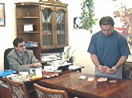 Americanul George Horga achitand prima suma pentru repararea orologiilor - Virtual Arad News (c)2001