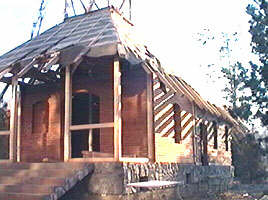 Biserica de la Groseni s-a mutat in curtea Spitalului Judetean - Virtual Arad News (c)2001