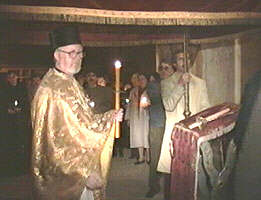 Intrarea in Biserica sarbeasca - Virtual Arad News (c)2001
