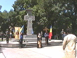 La Crucea Eroilor s-a spus o rugaciune pentru cei cazuti in lupte - Vietual Arad News (c)2001