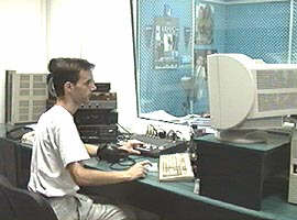 Marcel Haica face legatura intre studiou si casele oamenilor - Virtual Arad News (c)2001