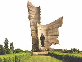 Monumentul Eroilor de la Paulis, al carui autor principal este Emil Vitroel - Virtual Arad News (c)2001