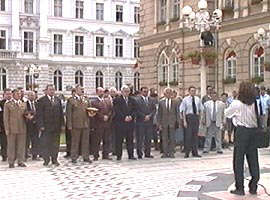 Oficialitatile aradene au fost prezente la sarbatorirea Imnului national - Virtual Arad News (c)2001