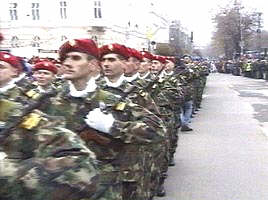 Parada militara a atras numerosi aradeni...