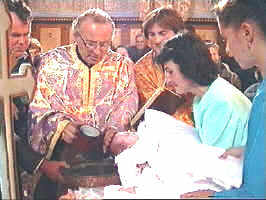 Parintele Merlusca oficiaza botezul unor tripleti - Virtual Arad News (c)2001