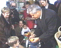 Premierul a dat cadouri copiilor...