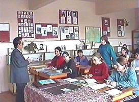 Profesorul si scriitorul Vasile Man este fondatorul revistei "Cuvantul Scolii" - Virtual Arad News (c)2001