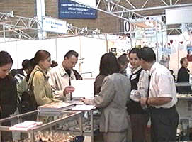 Targurile AR MEDICA sunt vizitate cu interes de aradeni - Virtual Arad News (c)2001